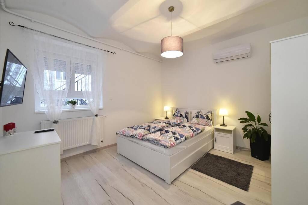 Petit Main Square Apartment Zagreb Exterior photo
