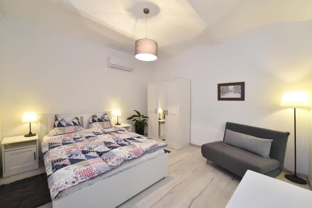 Petit Main Square Apartment Zagreb Exterior photo